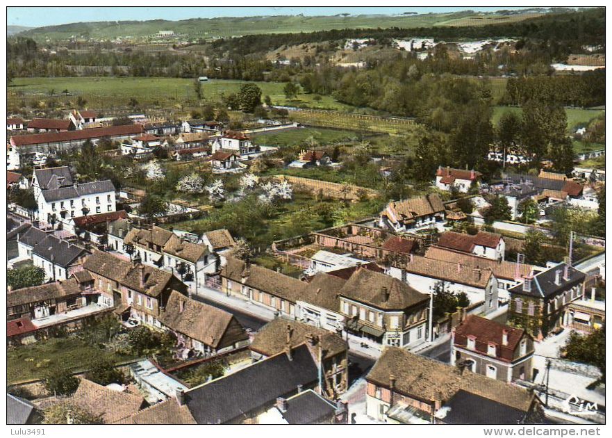 CPSM - ACQUIGNY (27) - Vue Aérienne Du Centre Du Bourg En 1950 / 60 - Acquigny