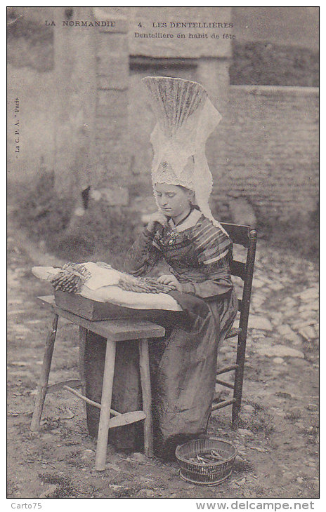 Normandie 14 - Précurseur Jeune Fille Dentellière En Habit De Fête - Folklore Normandie - Autres & Non Classés