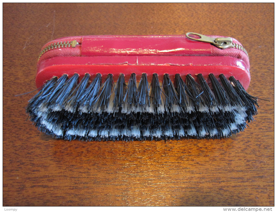 Petite Brosse à Vêtements + Matériel De Couture (longueur 13cm Cuir Rouge). TB état - Autres & Non Classés