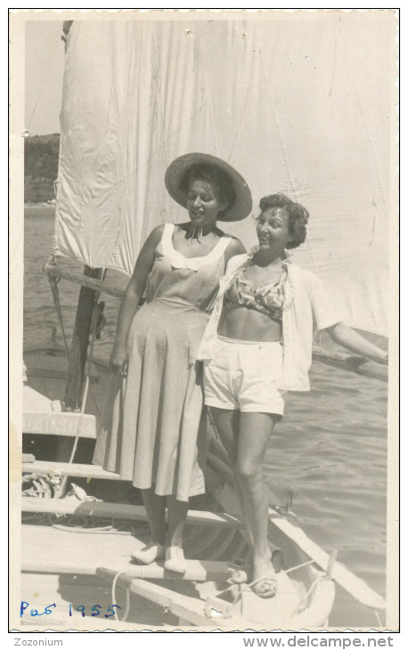 REAL PHOTO, Hat Women Shorts On Sailboat On Beach, Femmes  Sur Plage  , Old  ORIGINAL - Autres & Non Classés