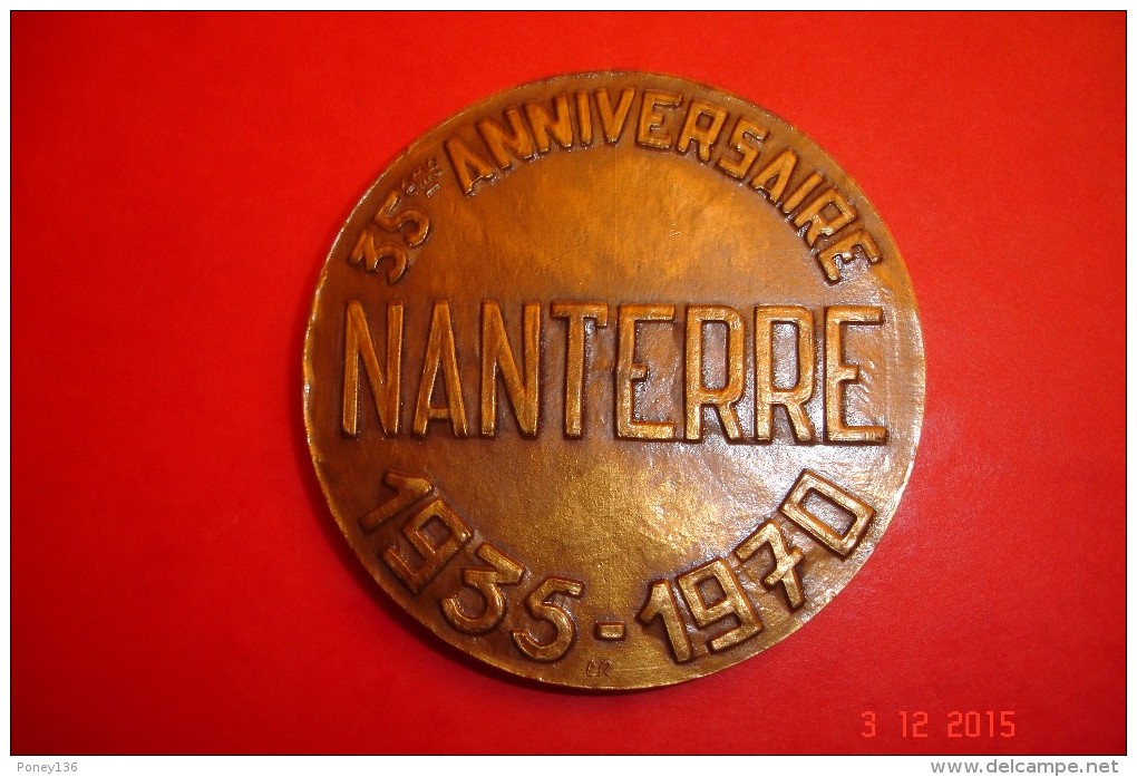 Médaille Commémorative.35 Ans De Nanterre 1935-1970.Bronze Signé Roy.70 Grs Dia:6 Cms. - Autres & Non Classés