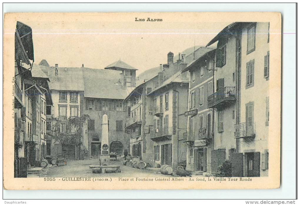 GUILLESTRE - QUEYRAS - Place Et Fontaine Général Albert - 2 Scans - Guillestre