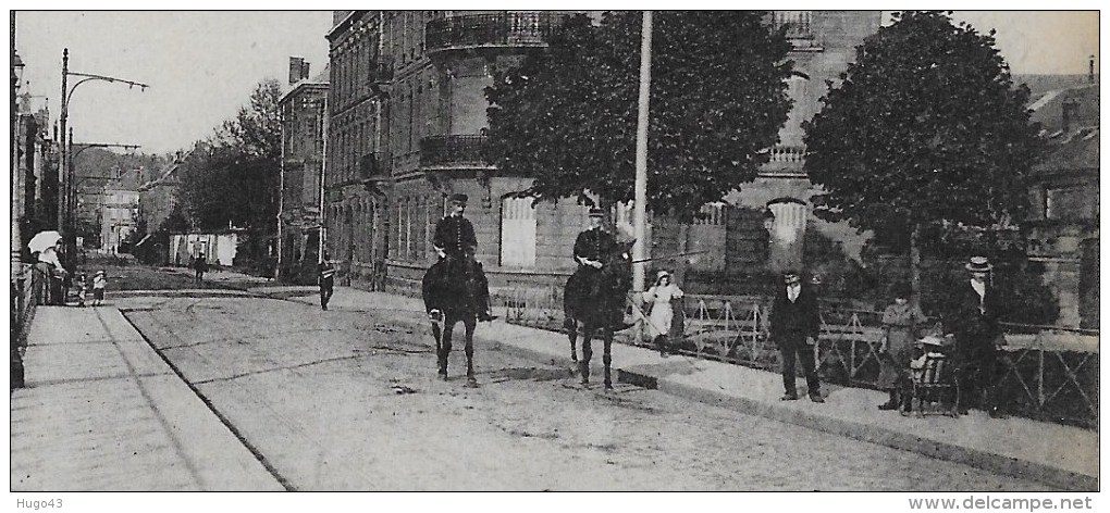 SEDAN EN 1919 - N° 31 - LA RUE DE THIERS AVEC PERSONNAGES ET CAVALIER - CPA VOYAGEE - Sedan