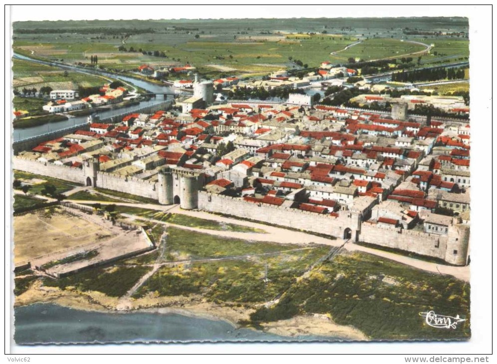 CPSM Aigues Mortes  Cité Médiéval  Vue Générale  Porte De La Reine  Tour De Constance  Et Les Canaux - Aigues-Mortes