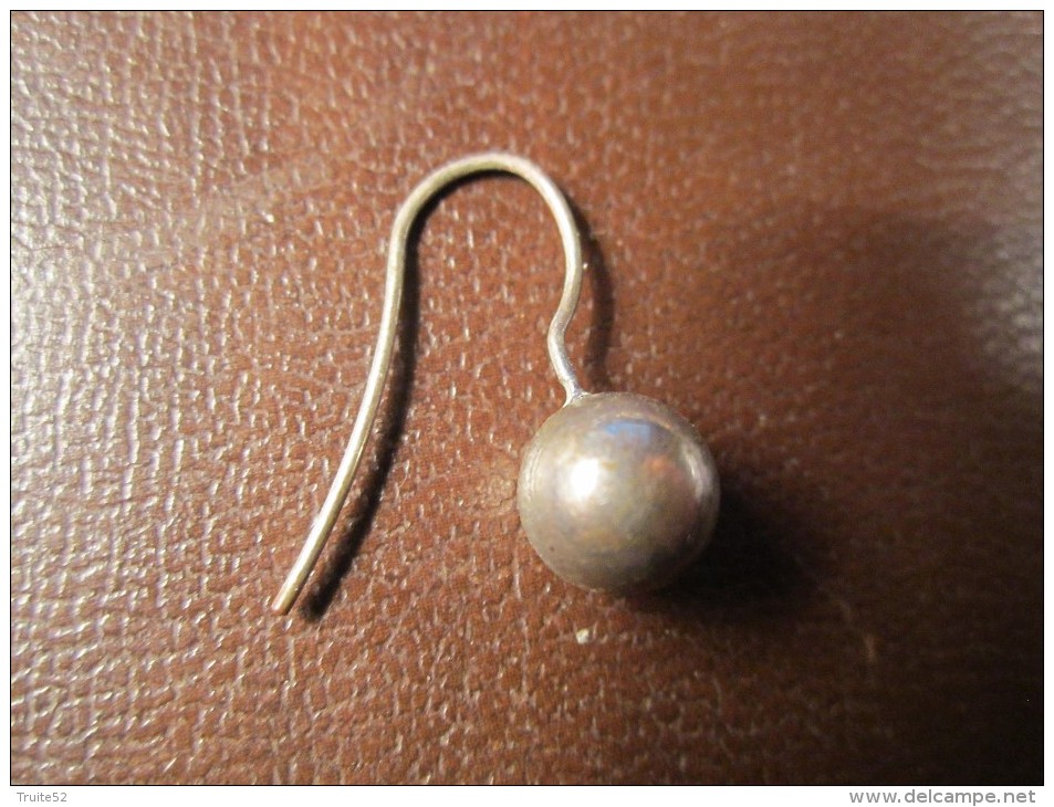 UNE SEULE BOUCLE D´OREILLE Perle ? - Oorringen