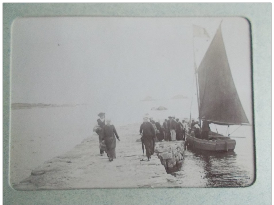 PHOTO DE ROSCOFF ( 29 BRETAGNE ) Arrivée Des Femmes De L´Ile De Batz  1898/1902 - Luoghi