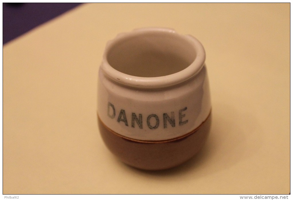 Lot De 2 Pots à Yaourt En Grès : Marque Rila Et Danone. - Autres & Non Classés