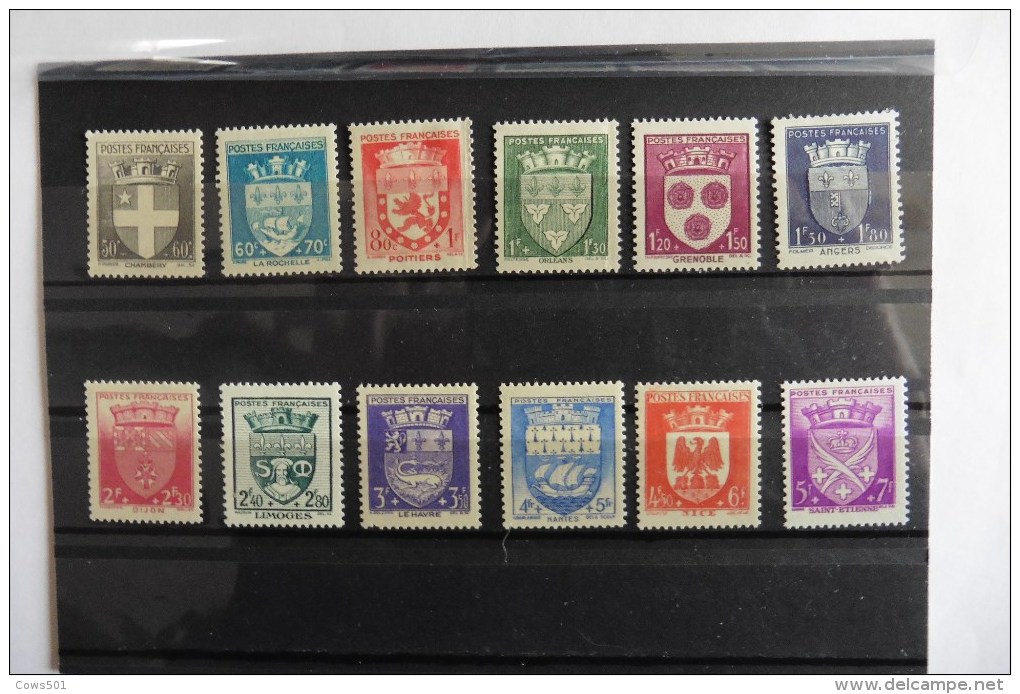 France :Armoiries 12 Timbres Neufs De 1942 - Collections