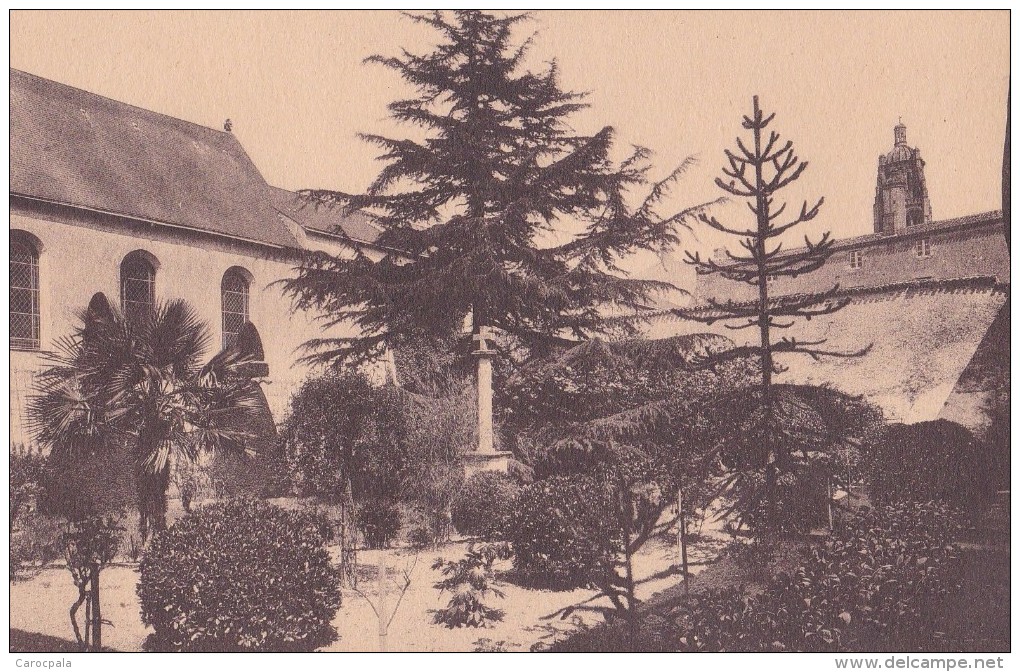 Carte 1930 Institution Notre Dame De Bressuire : Vue De La Chapelle Et De L'église - Bressuire