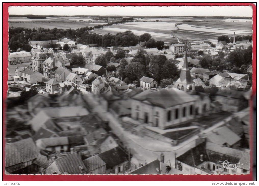 CPSM 51 FERE CHAMPENOISE Vue Générale - Le Centre - L' église Et L' Hôtel De Ville *  Format CPM - Fère-Champenoise