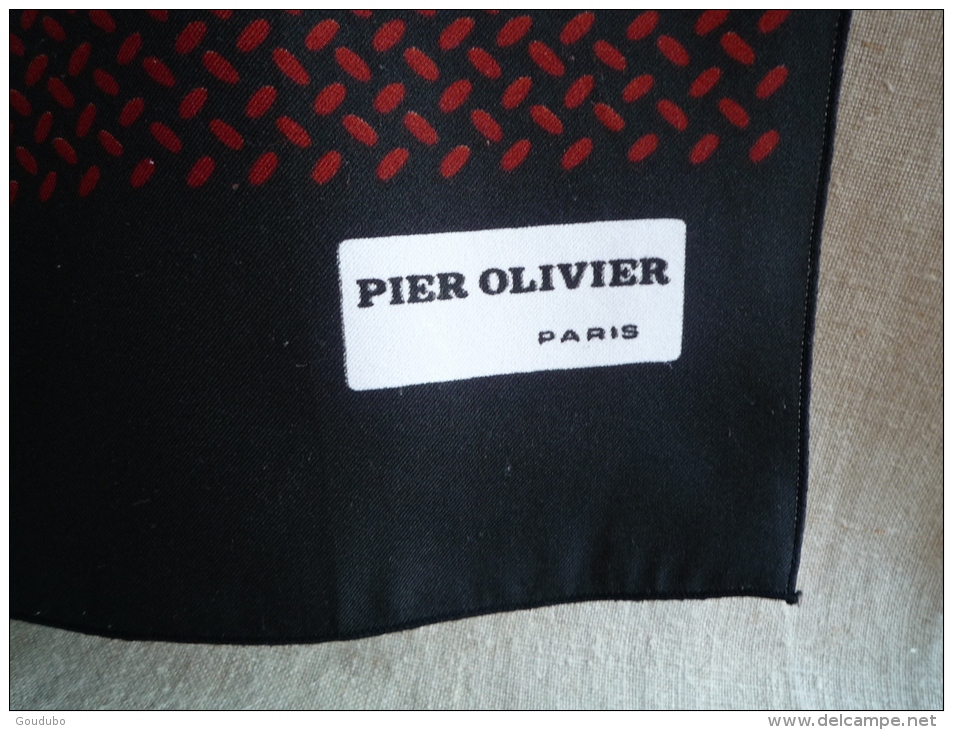 Foulard écharpe Pier Olivier Paris Motif Géométrique Alterné En Frise Sur Fond Noir . Voir Les Photos. - Foulards