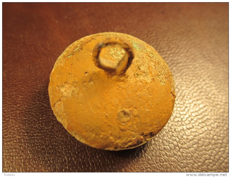 Très Gros Bouton Militaire ? Diamètre 30 Mm Tête Bombée Bouton De Vareuse ? ANCIEN. - Buttons