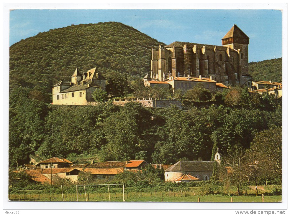 SAINT BERTRAND DE COMMINGES--La Cathédrale (chapelle En Bas Et Stade De Football Au 1er Plan),cpm N°9739 éd Larrey - Saint Bertrand De Comminges