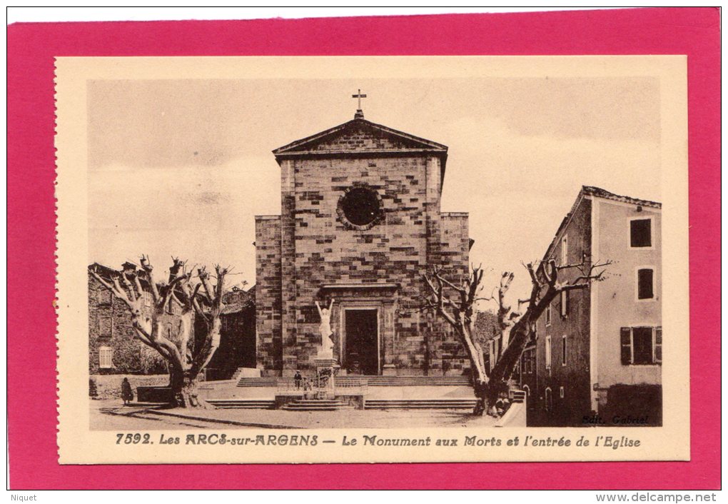 83 VAR LES ARCS-SUR-ARGENS Monument Aux Morts Guerre 1914-18 Et Entrée De L'église, (Gabriel) - Monuments Aux Morts