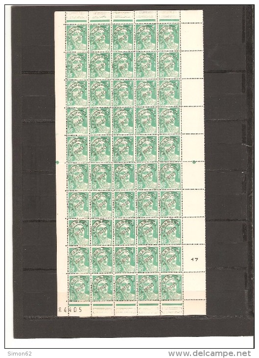 FRANCE   FEUILLE DE 100 TIMBRES PREOBLITERE N°98  NEUF **MNH  DE 1945 VARIETE PETIT T O BRISE E CROCHET - Feuilles Complètes