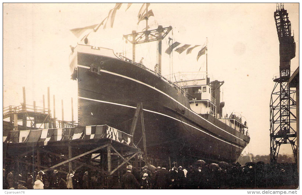 Carte Photo Lancement Bateau Identifié "  Léoville  " Worms Construit à Le Trait 1922 Transport Maritime - Ferries