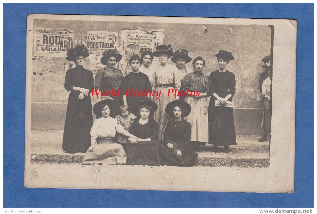 CPA Photo - LYON - Portrait De Femme Bien Habillée - Affiche Politique - Chapeau Robe Dress Mode Fashion Girl Woman - Mode