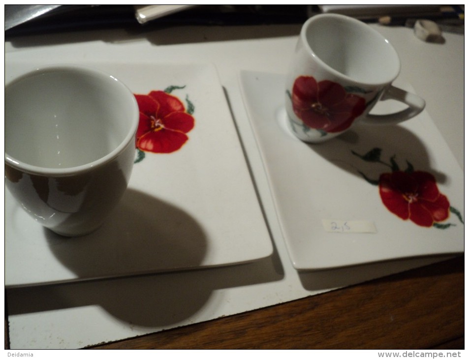 LOT DE 2 TASSES ET LEURS SOUCOUPES GENEVIEVE LETHU. POUR JOURS HEUREUX. FLEUR ROUGE COQUELICOT - Kopjes