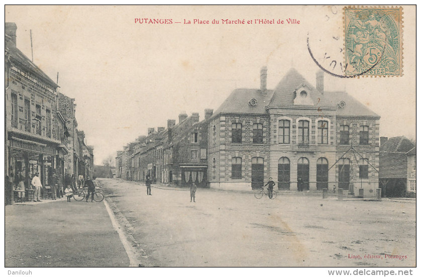 61 // PUTANGES   La Place Du Marché Et L'hotel De Ville - Putanges