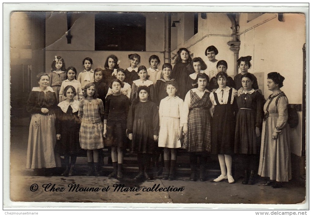 TUNIS TUNISIE - PHOTO DE CLASSE DE JEUNES FILLES - 1917 - CARTE PHOTO - Schools