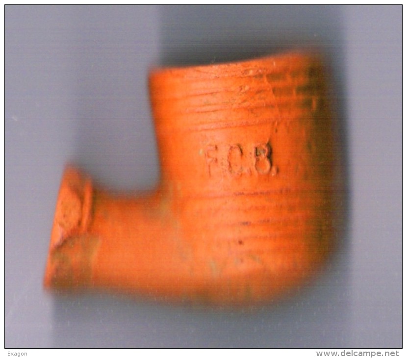 Pipa Del 1950  In TERRACOTTA Con Iniziali Del Ceramista. - Pipe In Terra E Porcellana