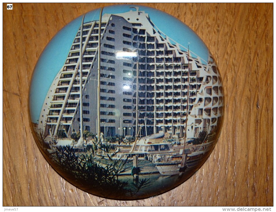 Presse Papier En Verre La Grande Motte, La Pyramide - Paper-weights