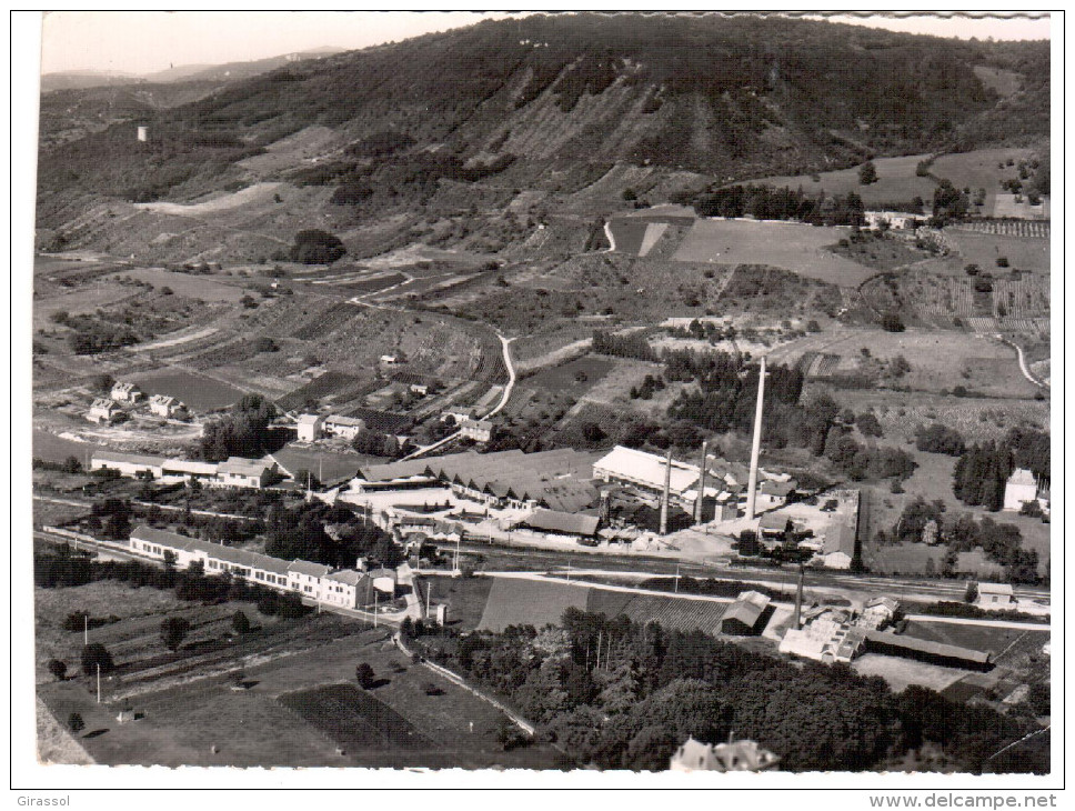 CPSM LAGNIEU AIN VUE AERIENNE DES USINES DE SAINT GOBAIN AU FOND LE CHATEAU GERVAIS   BORDS DECOUPES - Unclassified