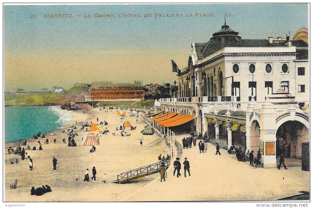 BIARRITZ  (cpa 64)  Le Casino, L'Hôtel Du Palais Et La Plage  Carte Colorisée - Biarritz