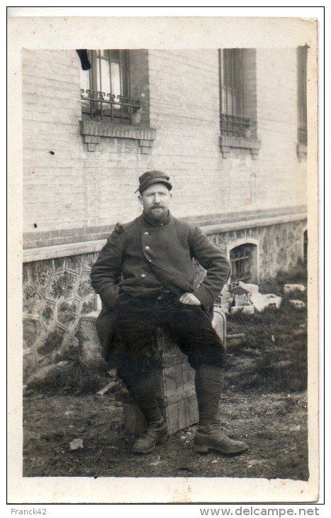 Un Soldat Assis. Carte Photo. - Régiments