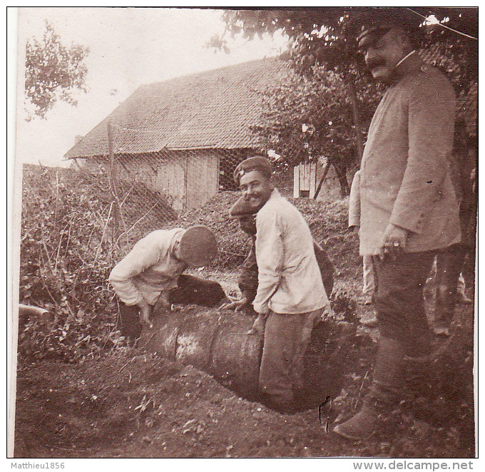 Photo 1915 BUSSU (près Péronne) - Soldats Allemands Déterrant Un Tonneau De Vin Chez Mme Gosset (A125, Ww1, Wk 1) - Guerre 1914-18