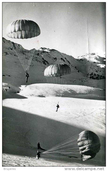 PARACHUTISME - Arrivée Sur Un Sol Enneigé (PHOTO ?) - Parachutting