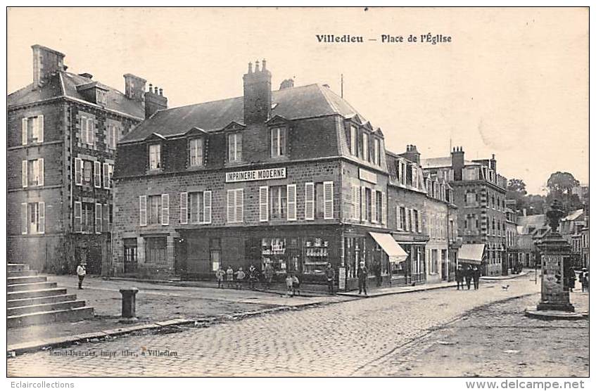 Villedieu Les Poêles    50      Place De L'Eglise. Imprimerie Moderne - Villedieu