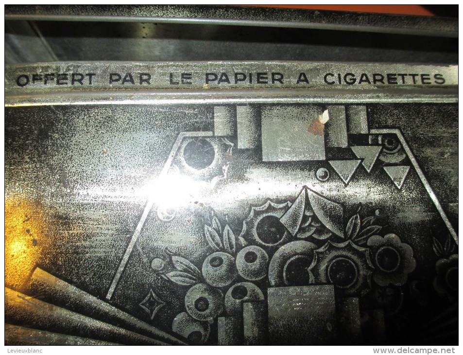 Grande boite en fer pour Buralistes/Offert par le papier à cigarettes JOB/Vers 1930-40    CIG25