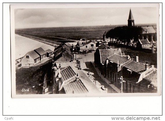 Pays Bas - Urk, Gezicht Van De Vuurtoren Af,over Het Uselmeer En Het Urkerland,met Op Voorgrond De Ned. Herv. Kerk. - Urk