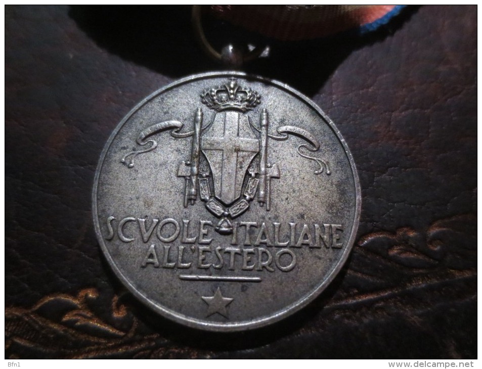 ITALIE - SCVOLE ITALIANE ALL´ ESTERO - VICT.EM.III.REX.IMPERATOR - METAL ARGENT - Italien