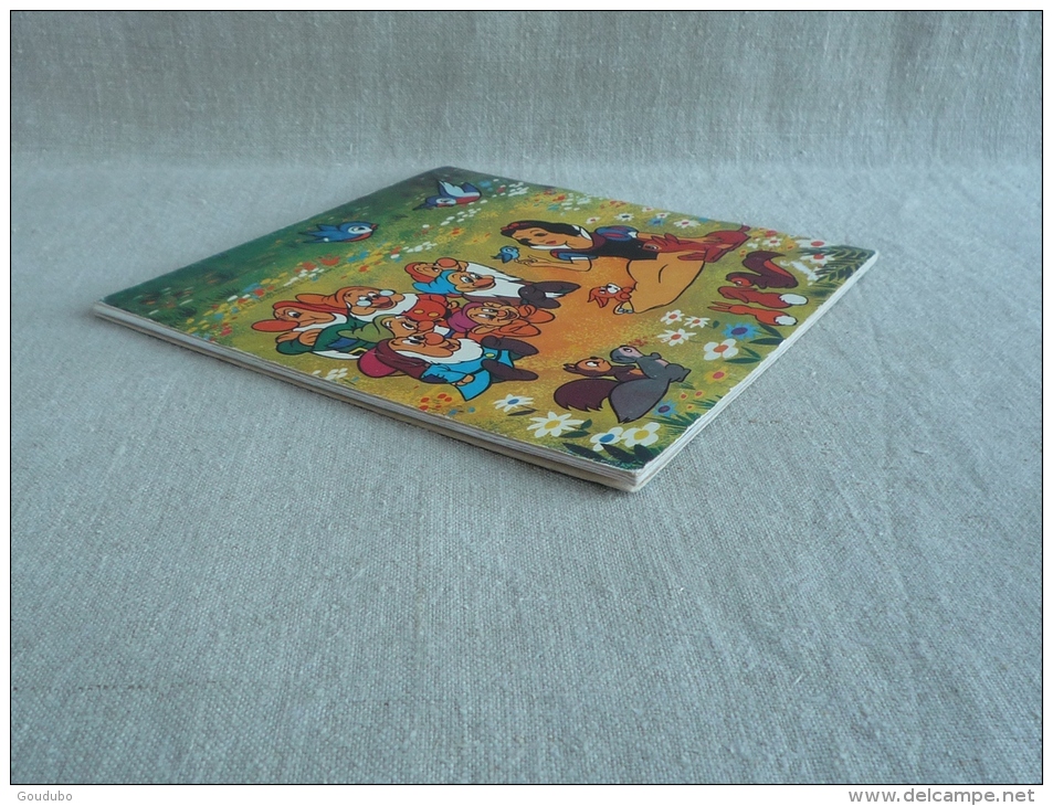 Walt Disney  Blanche neige les Albums Bonne Nuit éditions des deux coqs d'or 1974. Voir photos