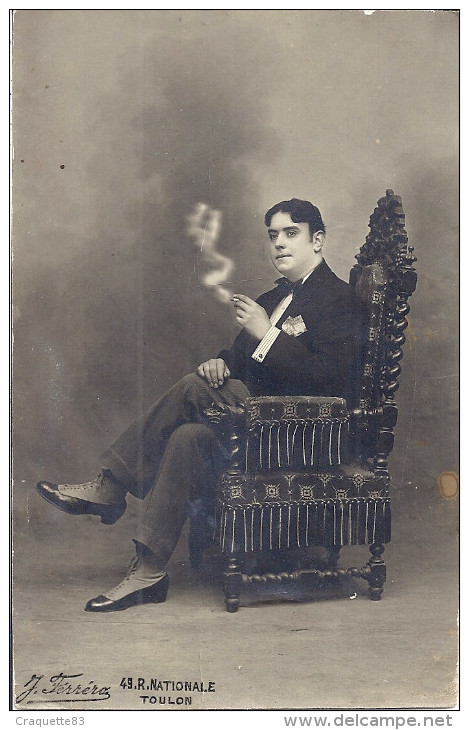 CARTE PHOTO  - HOMME ASSIS FUME  PH.J. FERRERA TOULON - Anonieme Personen