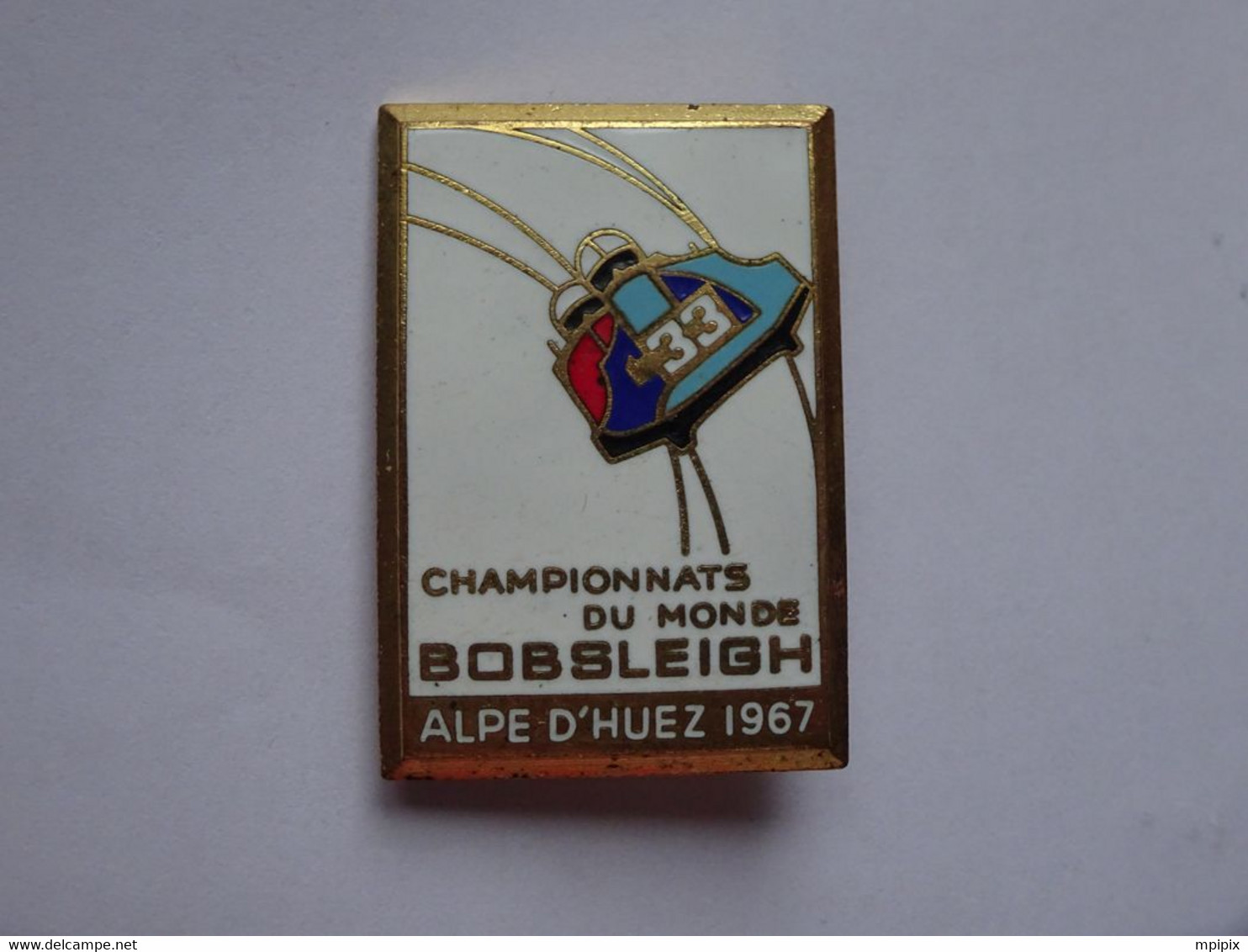 Broche Championnat Monde Bobsleigh Alpe Huez 1967 Et 2 Fanions Championnat Europe Suisse 1981 1982 - Sports D'hiver
