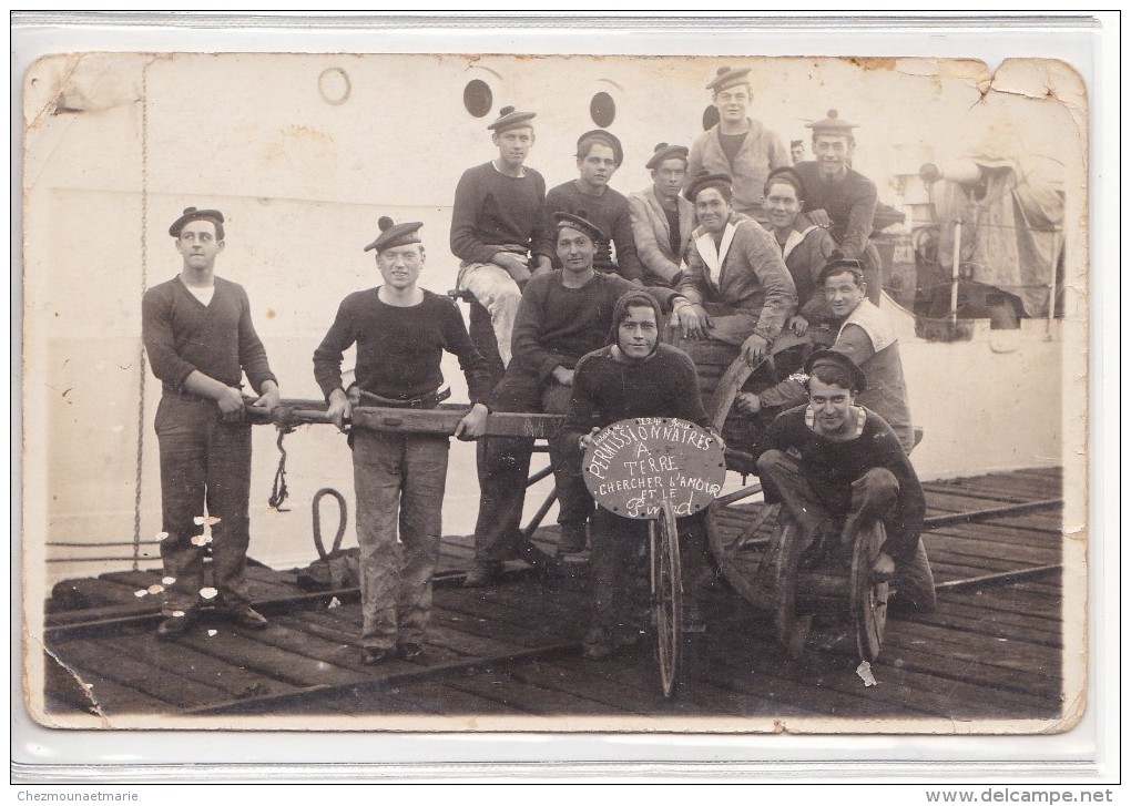 CONTRE TORPILLEUR ENSEIGNE ROUX - PERMISSIONNAIRES A TERRE CHERCHENT L AMOUR ET LE PINARD - CARTE PHOTO - Manoeuvres