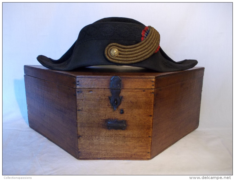 - RARE - Bicorne Officier De Marine XIXè Avec Son Coffret En Bois - - Casques & Coiffures