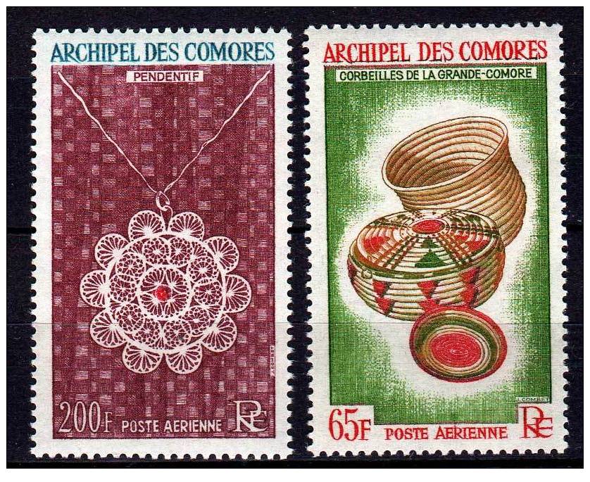 Comores P.A. N° 8 / 9 X Artisanat, La Paire Trace De Charnière Sinon TB - Unused Stamps