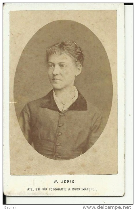 CZ18  --  CABINET  PHOTO,  CDV   --  CARLSBAD, CZECH REP.  --  LADY  --  ATELIER :  W. JERIE -- 10,5  Cm  X  6,5 Cm - Alte (vor 1900)