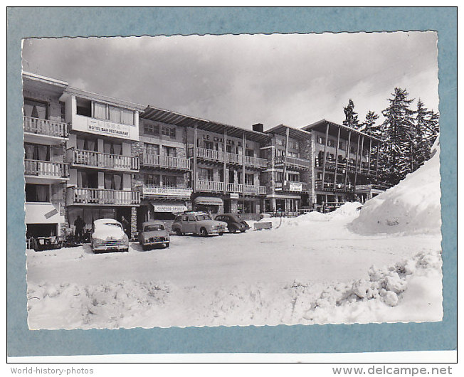 CPSM  - COURCHEVEL 1.850    - Groupe D´hôtels - L´Isba - La Société Générale (au RDC Du CHARDON BLEU)  -  Autos Renault - Courchevel