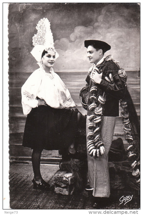 Carte Postale Des Années 50-60 Du Folklore Des Sables D'Olonne - Costumes Sablais - Autres & Non Classés