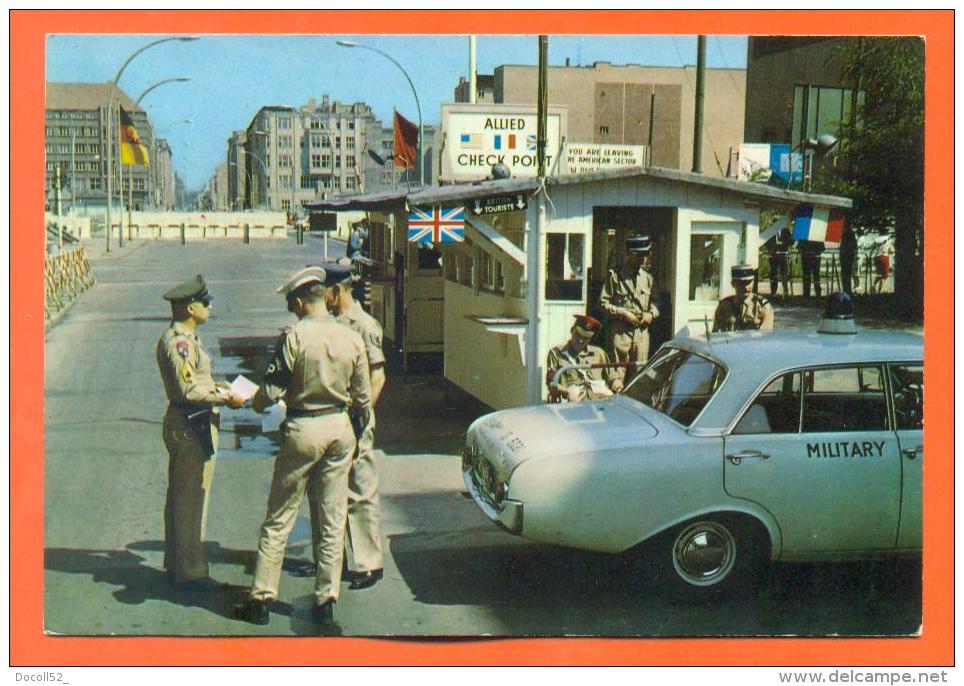 Allemagne - Berlin - Friedrichstrabe Checkpoint Charlie - Ford Taunus - Friedrichshain