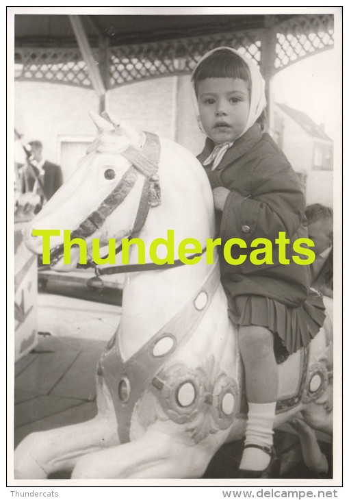 ANCIENNE PHOTO FETE FORAINE CARROUSEL ** VINTAGE PHOTO FUN FAIR **FILLE GIRL LEFEVERE OOSTENDE - Personnes Anonymes