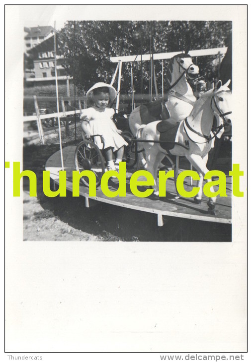 ANCIENNE PHOTO FETE FORAINE CARROUSEL ** VINTAGE PHOTO FUN FAIR ** FILLE GIRL - Personnes Anonymes