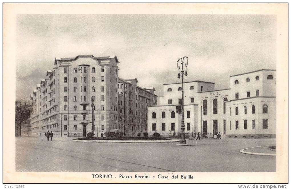 04560  "TORINO - PIAZZA BERNINI E CASA DEL BALILLA" ARCHITETT. DEL '900. ANIMATA. CART. POST. ILL. ORIG.  NON SPEDITA. - Orte & Plätze