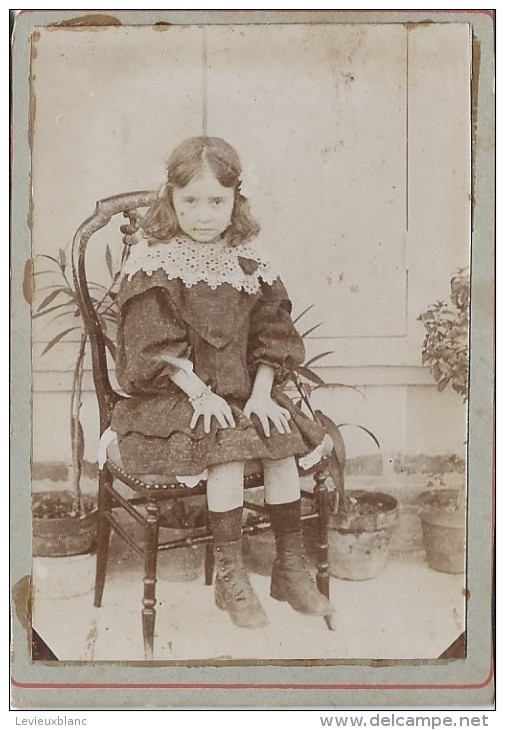 Photographie Montée Sur Carton/Petit Format/Petite Fille Assise Sur Chaise /Vers  1910   PHOTN66 - Zonder Classificatie