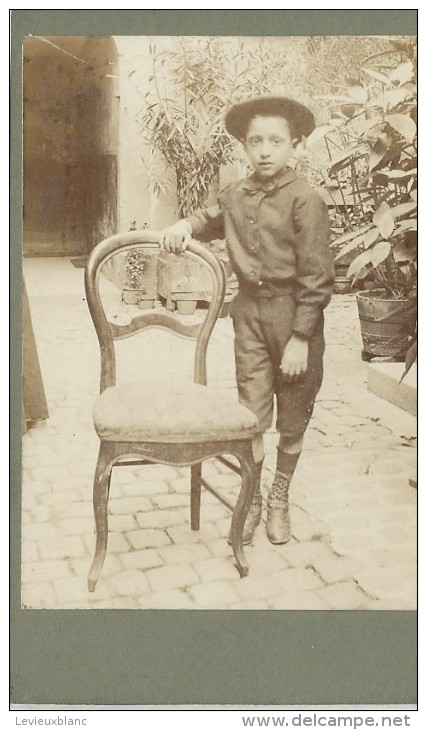 Photographie Montée Sur Carton/Petit Format/Jeune Garçon Accoudé à Une  Chaise /Vers  1910   PHOTN67 - Zonder Classificatie